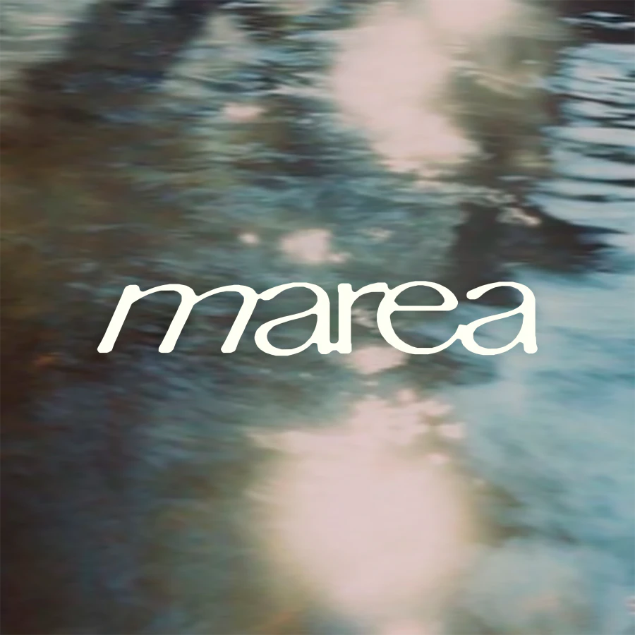 Logotipo Marea sobre una imagen abstracta de reflejos en el agua
