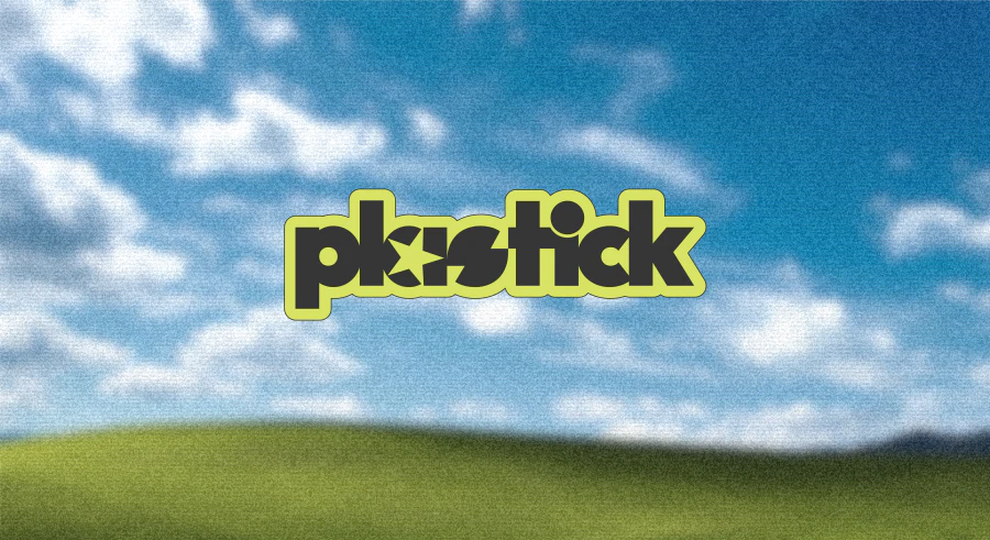 Logotipo Plastick sobre un paisaje desenfocado de cielo azul y césped